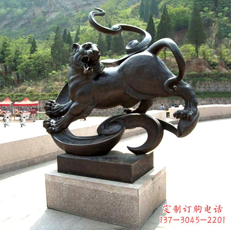 甘肃纯铜雕刻的熊猫动物雕塑