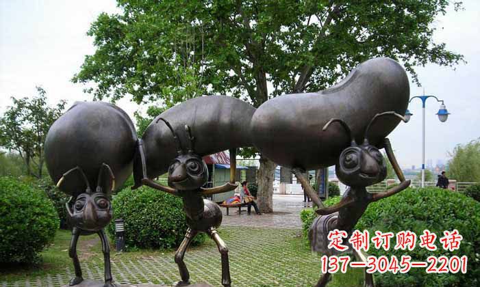 甘肃蚂蚁之美搬运粮食的公园铜雕