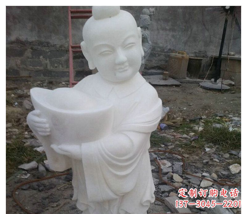 甘肃抱着元宝的小孩公园景观石雕