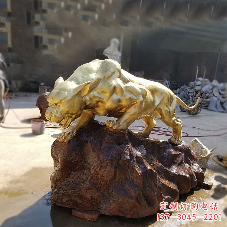 甘肃铸铜雕刻的豹子公园景区情景动物雕塑