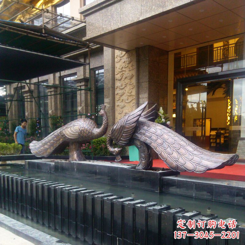甘肃宾馆门口铜雕孔雀