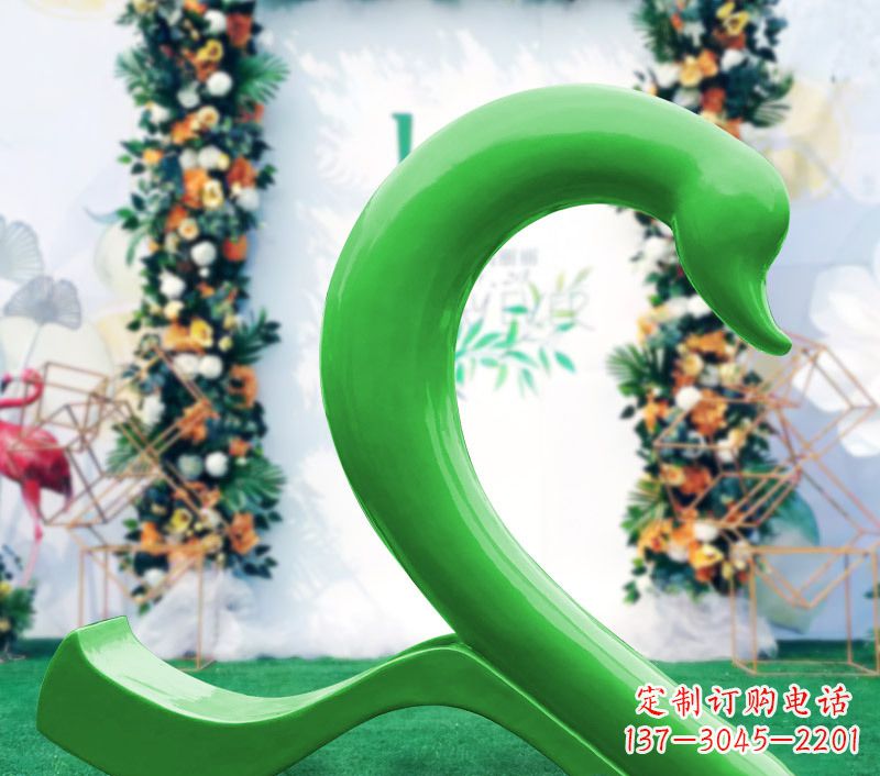 甘肃新颖抢眼的玻璃钢爱心天鹅雕塑