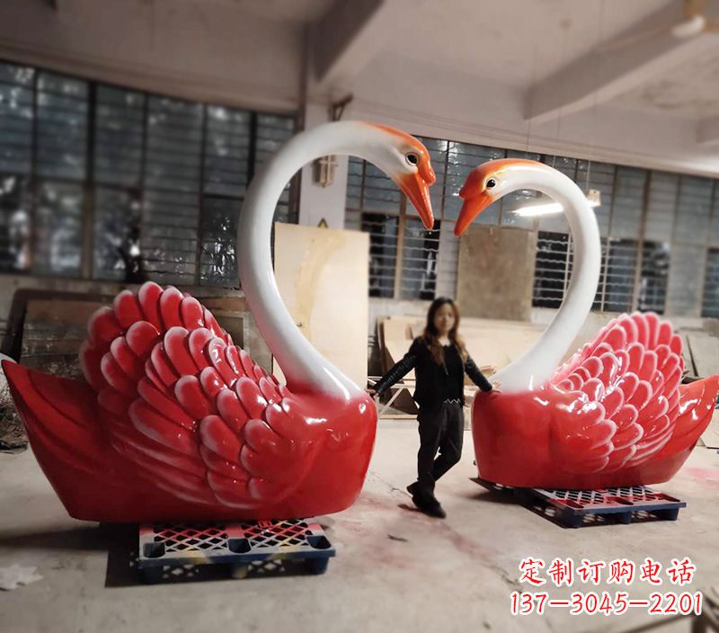 甘肃天鹅玻璃钢爱心婚礼景观摆件