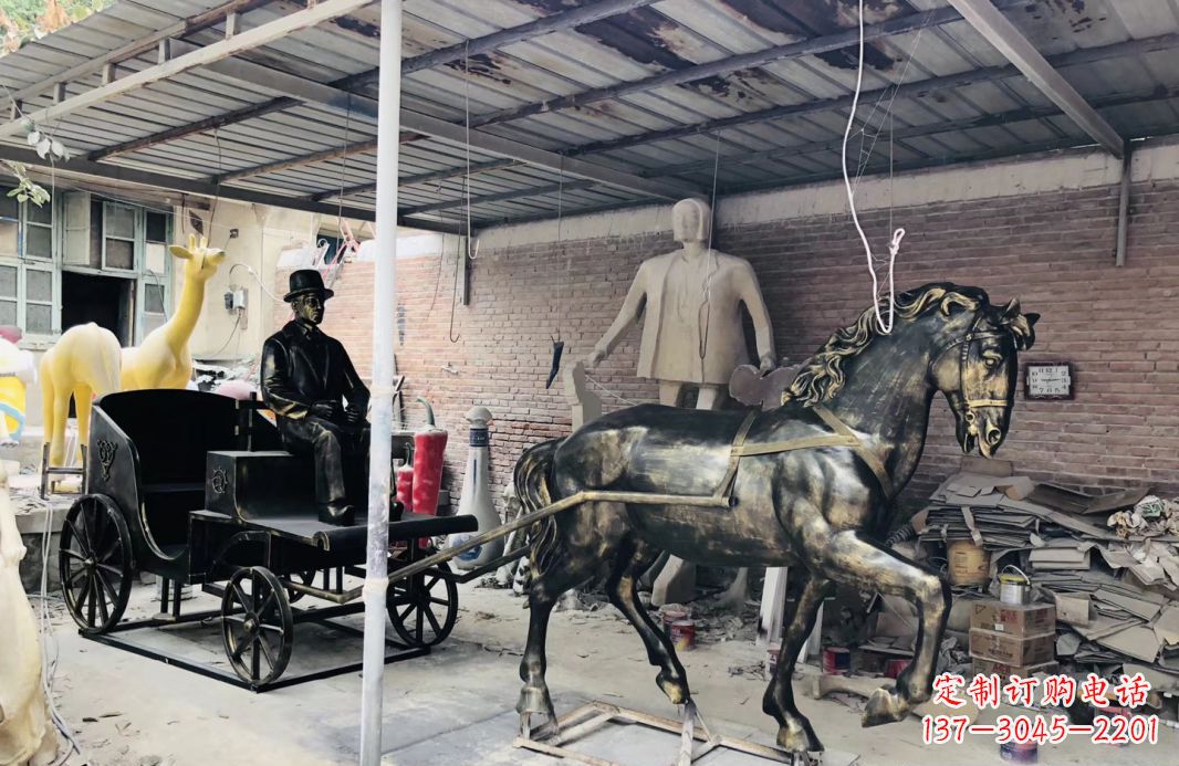 甘肃玻璃钢仿铜马车雕塑——给广场景观增添绚丽色彩