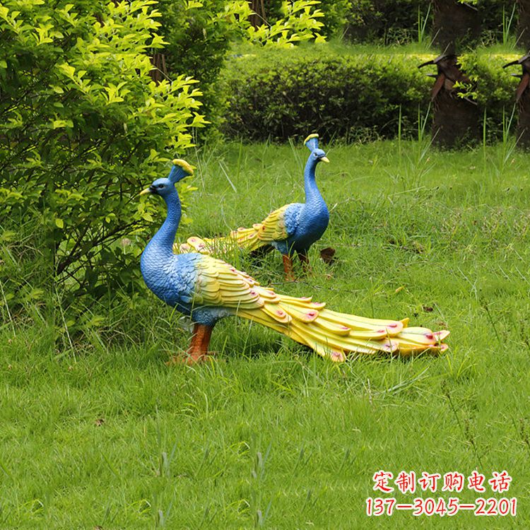 甘肃玻璃钢孔雀雕塑——艺术点缀公园草坪