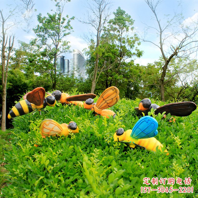 甘肃公园草丛中的蜜蜂雕塑