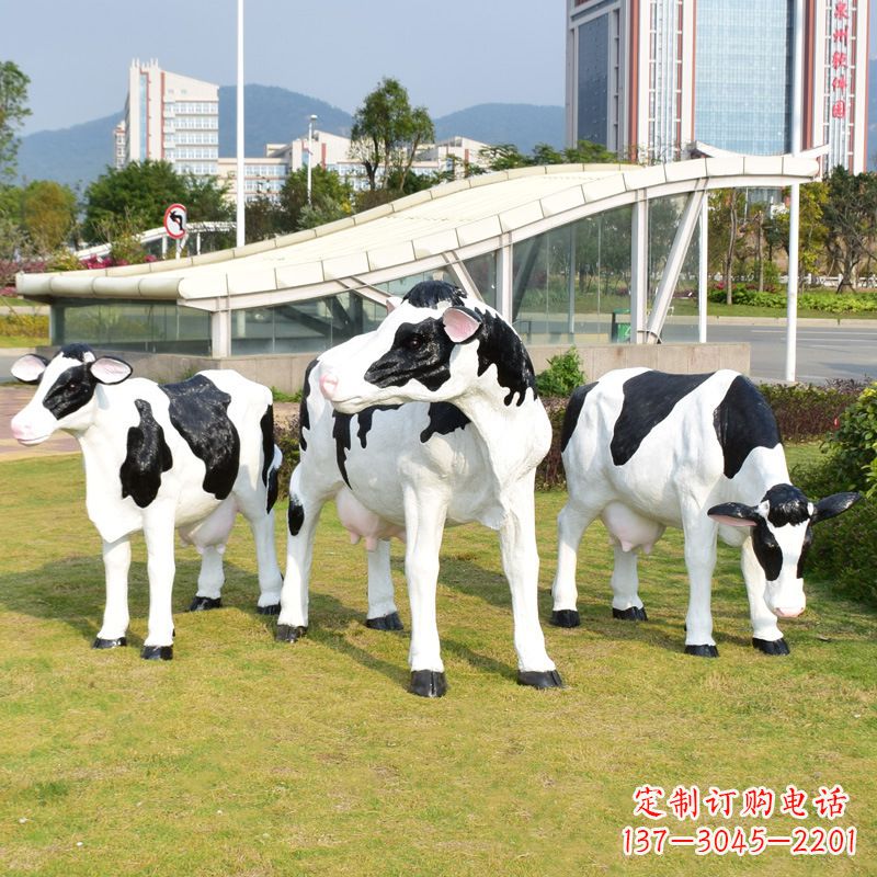 甘肃玻璃钢制作的仿真奶牛雕塑——装点园林草坪
