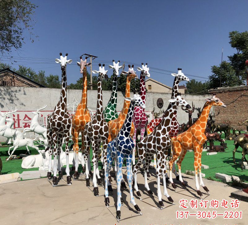 甘肃长颈鹿雕塑优雅的艺术品