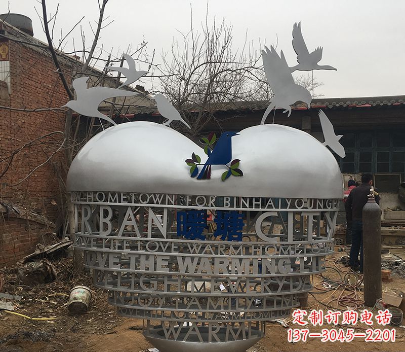 甘肃不锈钢爱心字母雕塑——象征着爱的礼物