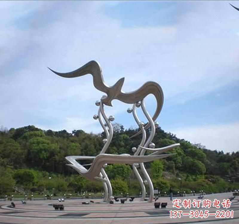 甘肃大雁展翅飞越城市圆环
