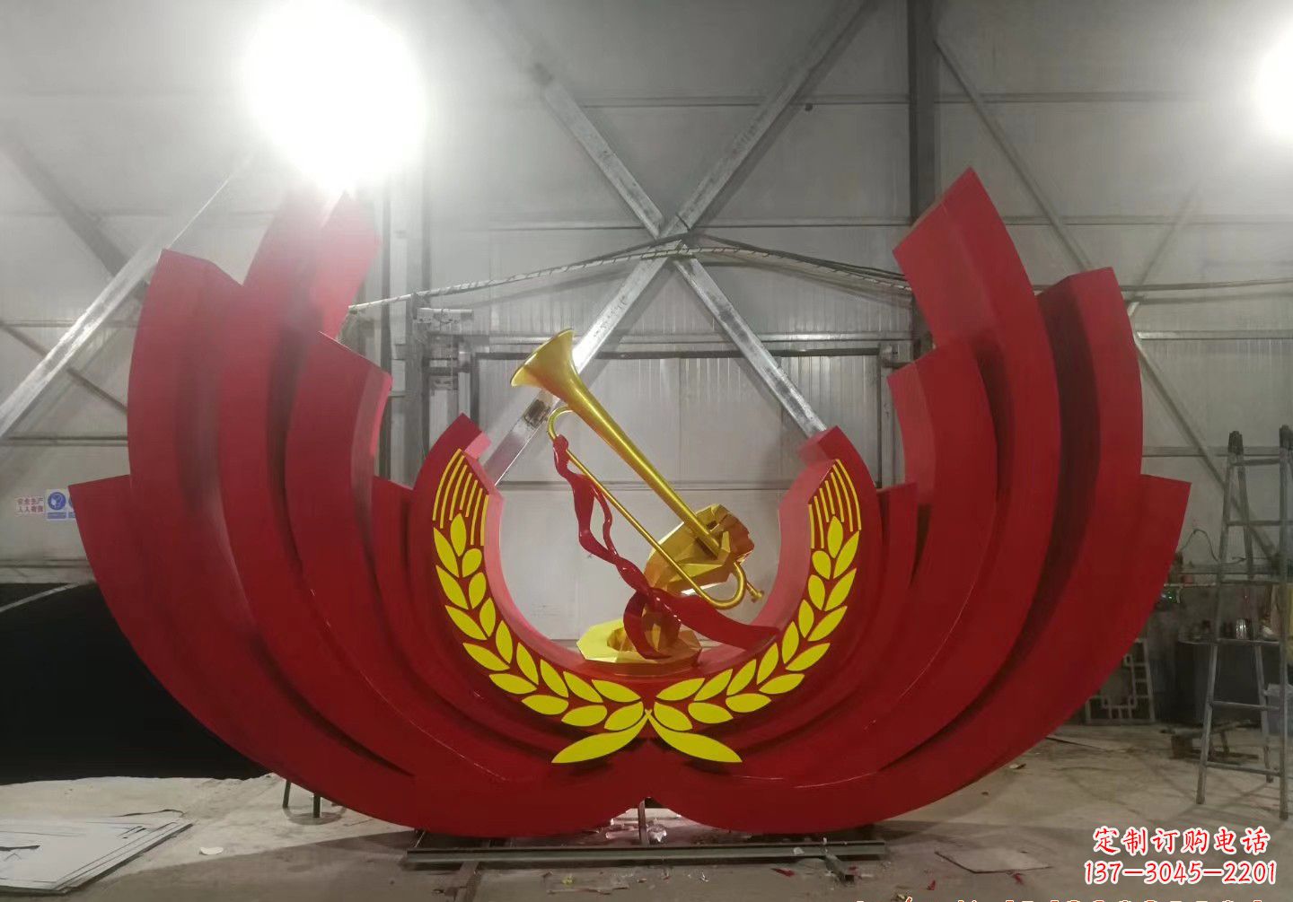 甘肃不锈钢冲锋号雕塑缅怀英雄,祝福未来