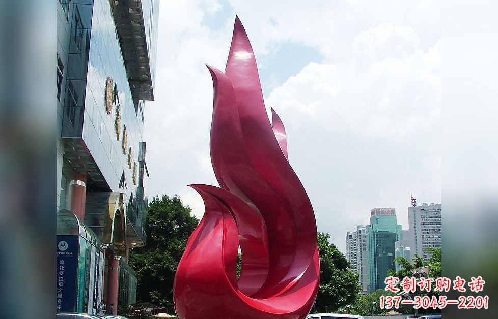 甘肃孔雀广场的不锈钢雕塑