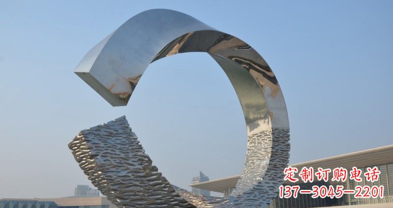甘肃环绕城市的不锈钢圆环雕塑