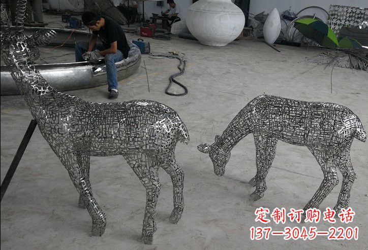 甘肃不锈钢动物镂空鹿雕塑精美的艺术品