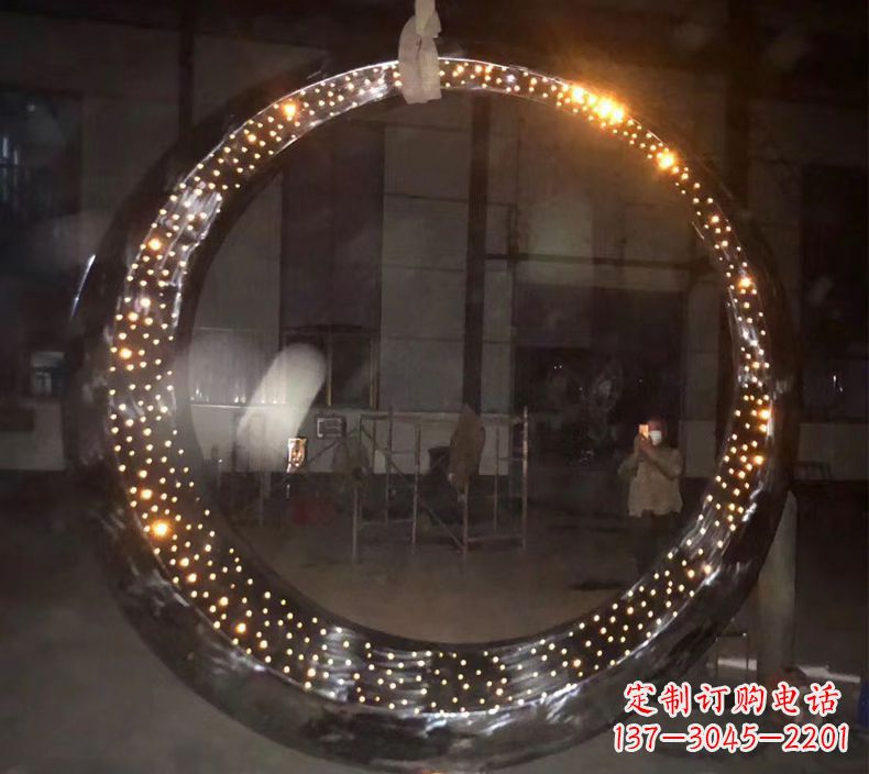甘肃璀璨夜空，不锈钢发光月亮雕塑
