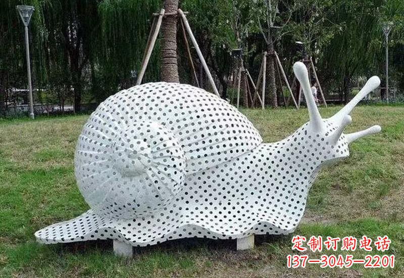 甘肃不锈钢公园里的蜗牛雕塑