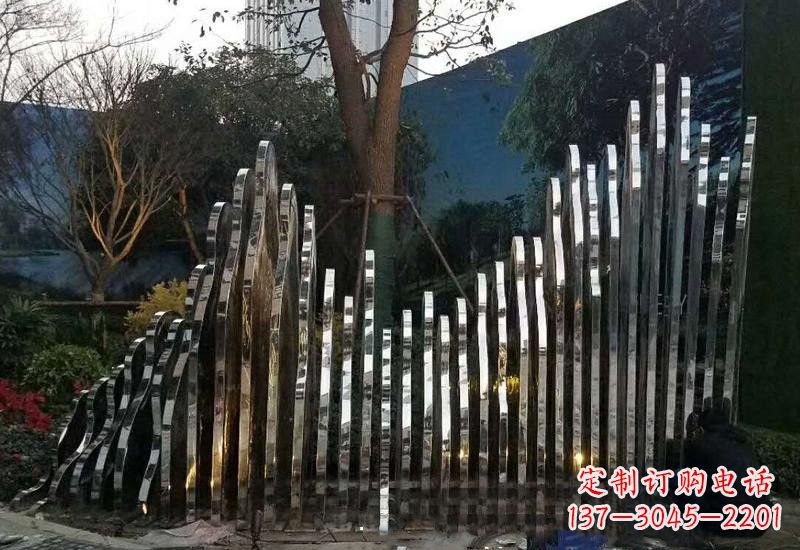 甘肃不锈钢公园里的假山雕塑