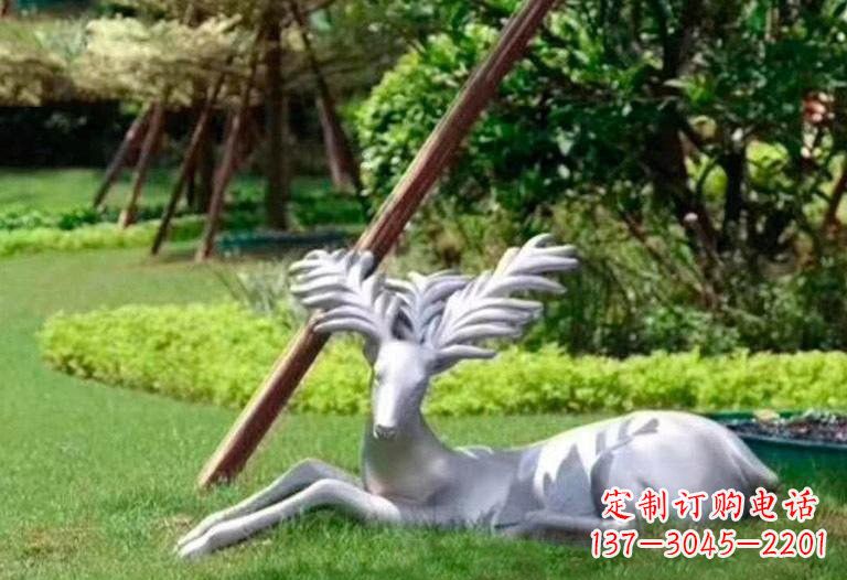甘肃不锈钢公园大角鹿雕塑精致而美丽