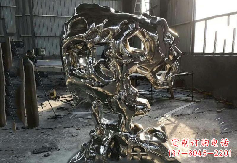 甘肃太湖石雕塑不锈钢公园的镜面之美