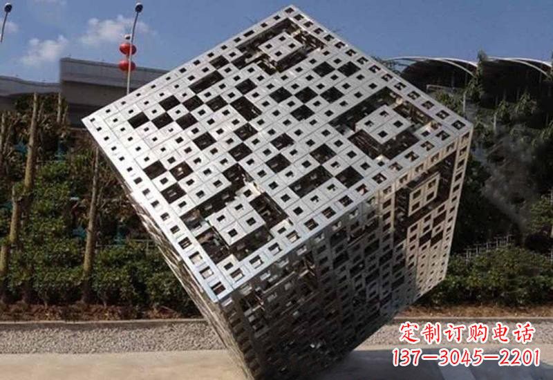 甘肃不锈钢广场上的魔方雕塑