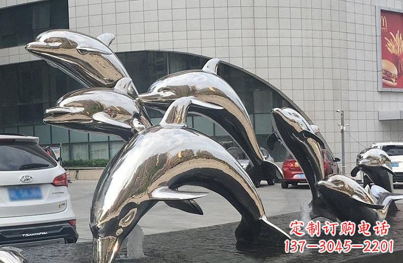 甘肃海豚雕塑——不锈钢广场上的跳跃动态