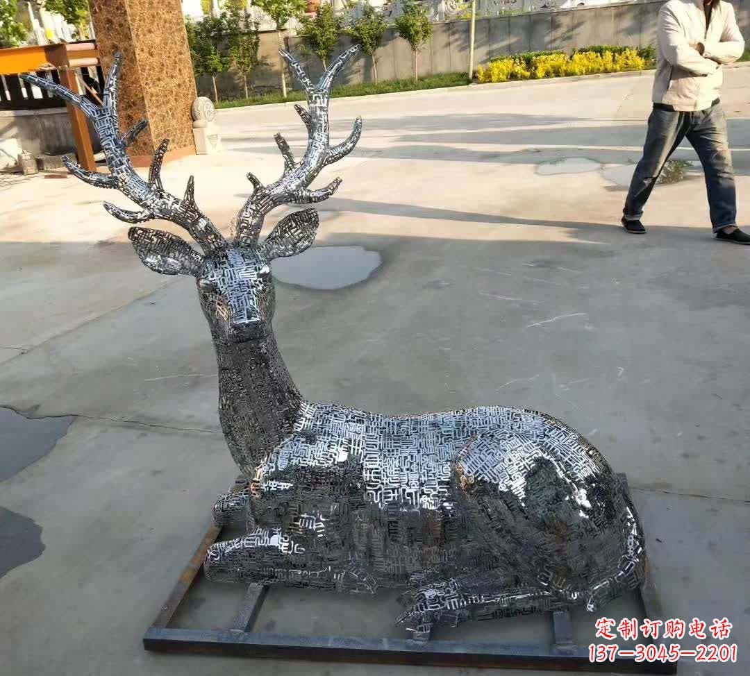 甘肃梅花鹿雕塑点缀不锈钢广场星空