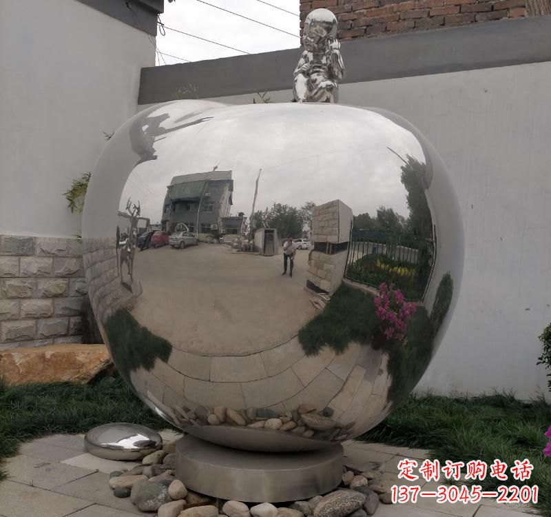 甘肃不锈钢金色苹果雕塑古典与现代的结合