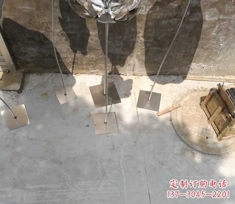 甘肃不锈钢荷叶雕塑给大厅带来精致优雅