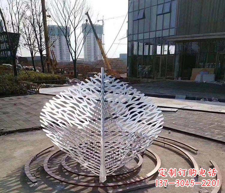 甘肃不锈钢镂空树叶雕塑精美雕刻的艺术