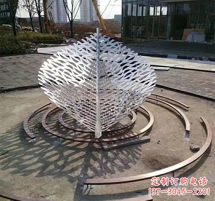 甘肃不锈钢镂空树叶雕塑——给环境带来美丽