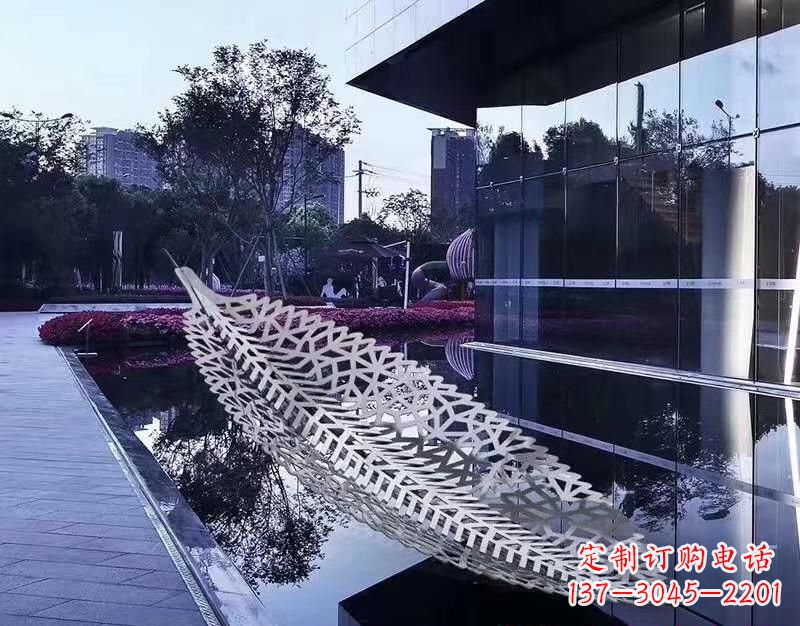 甘肃不锈钢镂空树叶雕塑——精致美观的艺术精品