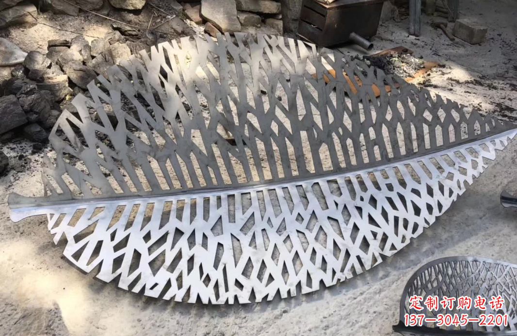 甘肃不锈钢镂空树叶雕塑艺术的精美结合