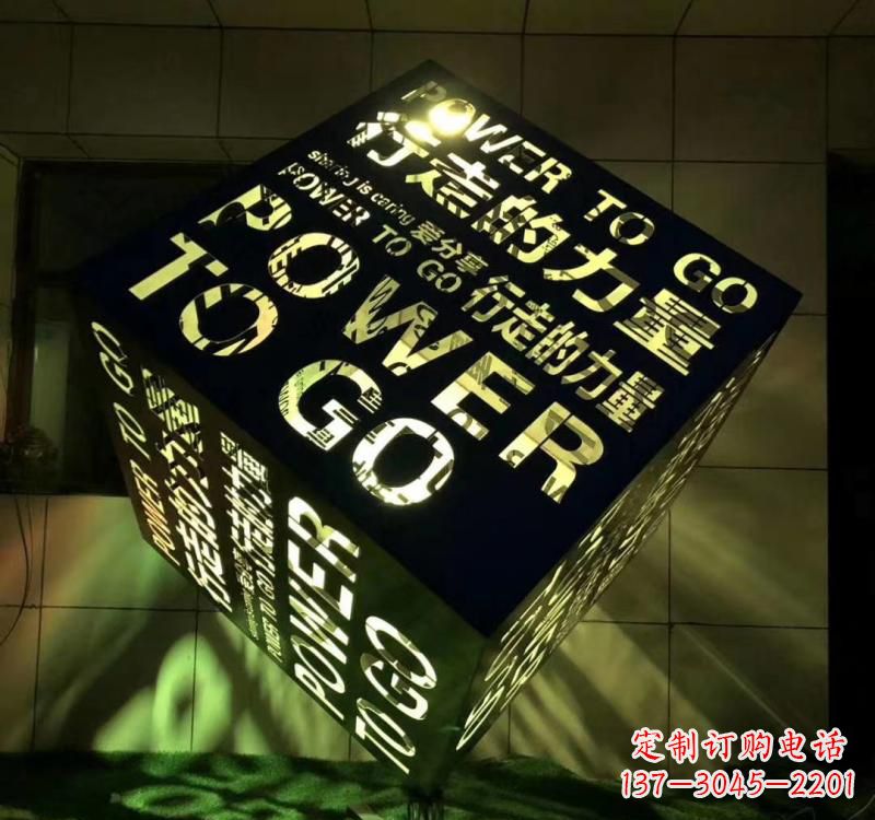 甘肃不锈钢材质的魔方雕塑精致的艺术设计