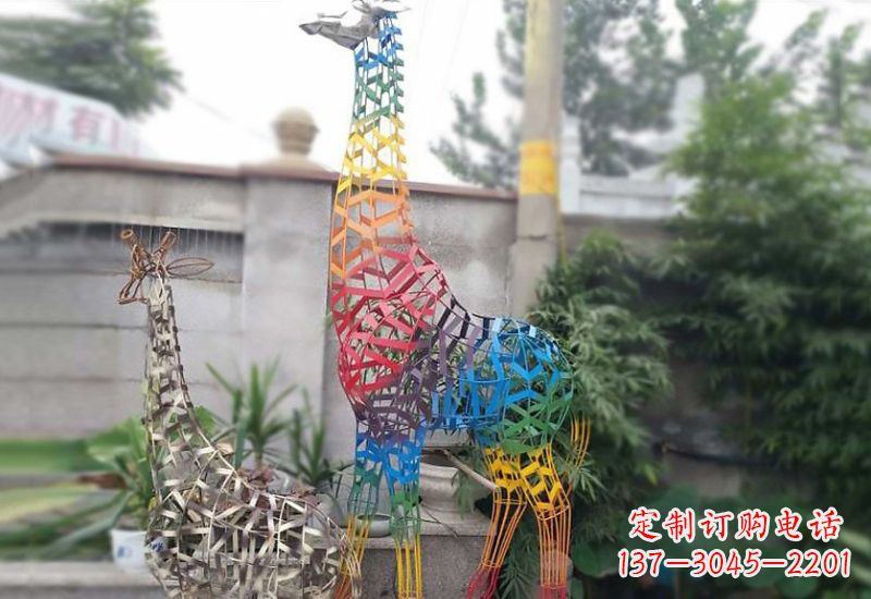 甘肃长颈鹿雕塑优雅而古典的艺术