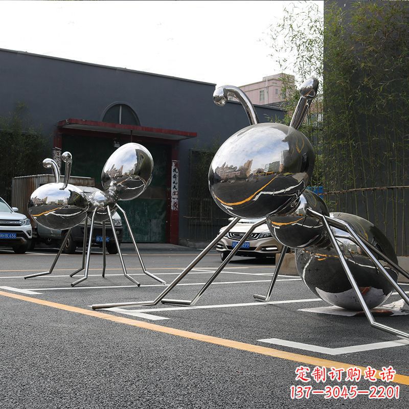 甘肃蚂蚁雕塑给城市街道带来活力