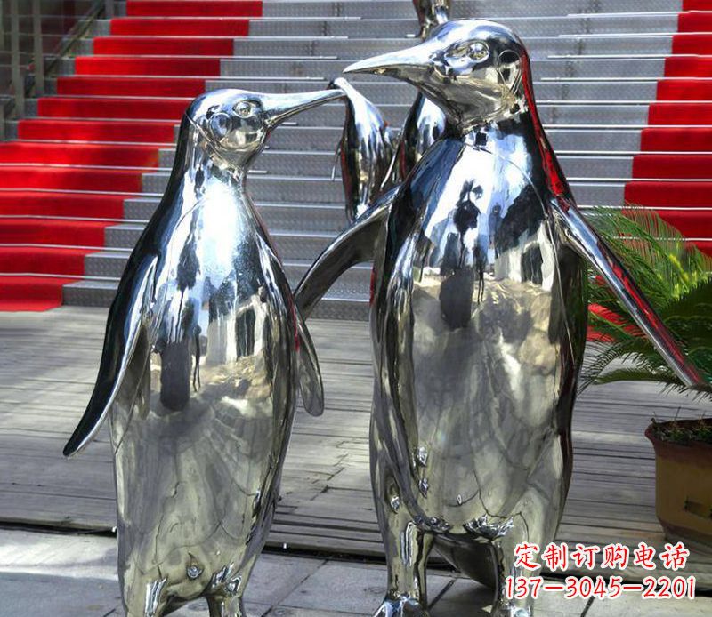 甘肃不锈钢企鹅雕塑传递着浓浓爱意