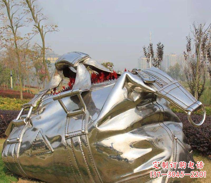 甘肃精美不锈钢手提包雕塑