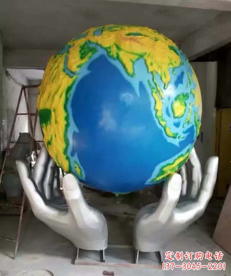 甘肃不锈钢手托地球雕塑精美的艺术作品