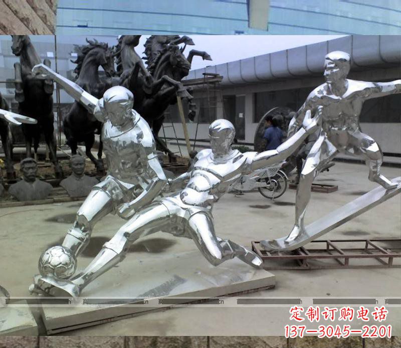 甘肃玩足球的不锈钢雕塑