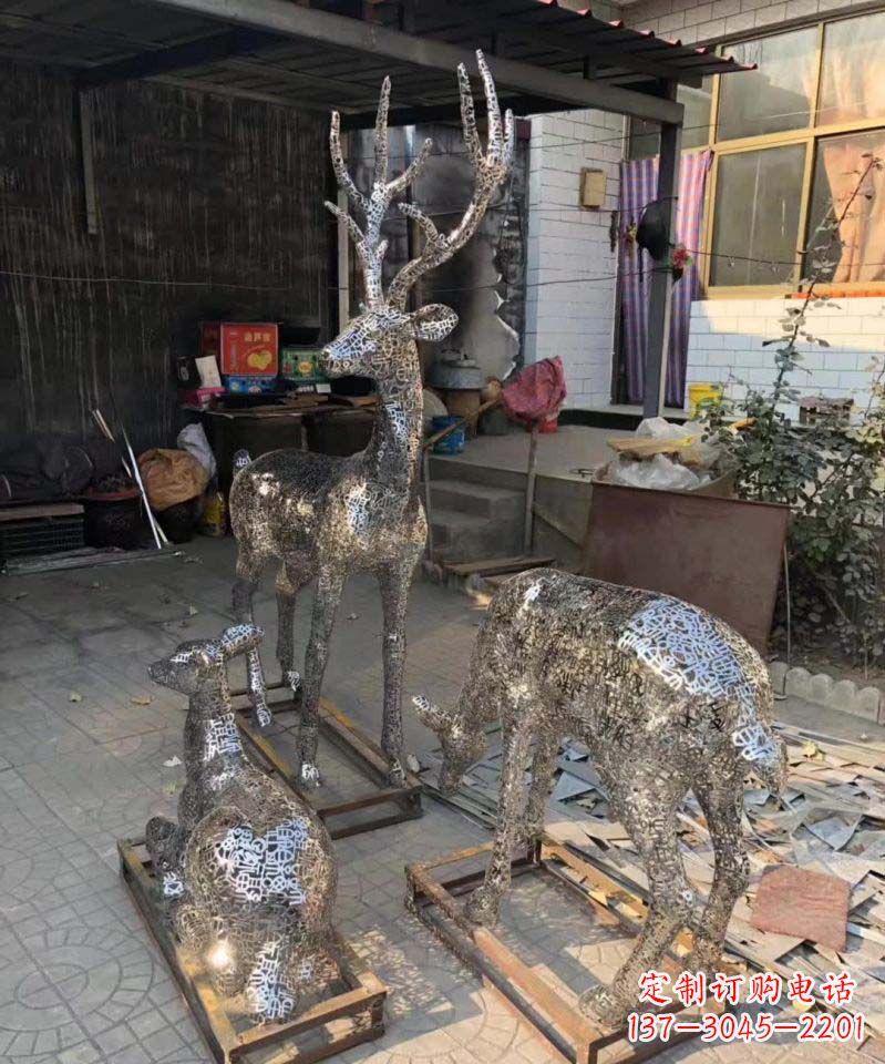 甘肃不锈钢庭院里的梅花鹿雕塑
