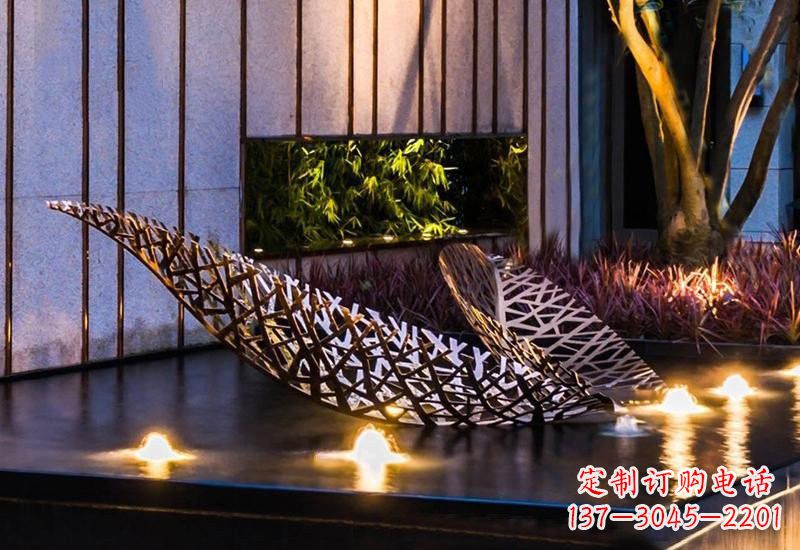 甘肃不锈钢小区镂空树叶雕塑给小区添彩