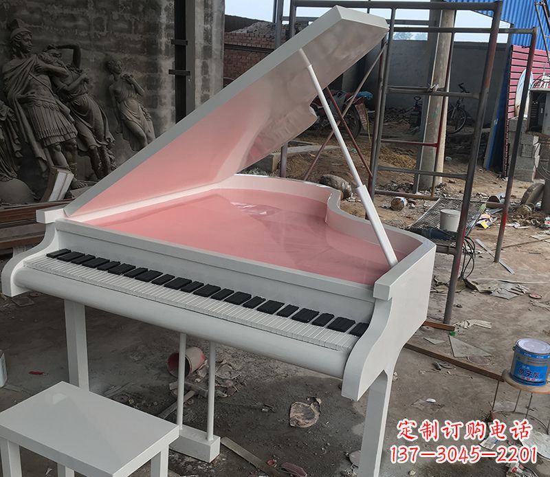 甘肃校园里的钢琴雕塑