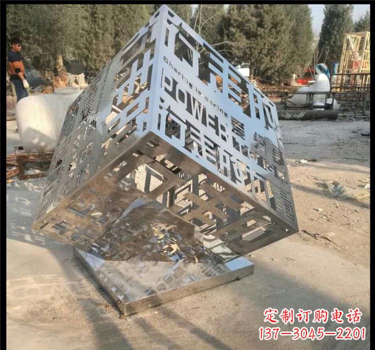 甘肃不锈钢艺术镂空魔方雕塑给空间带来新的灵感