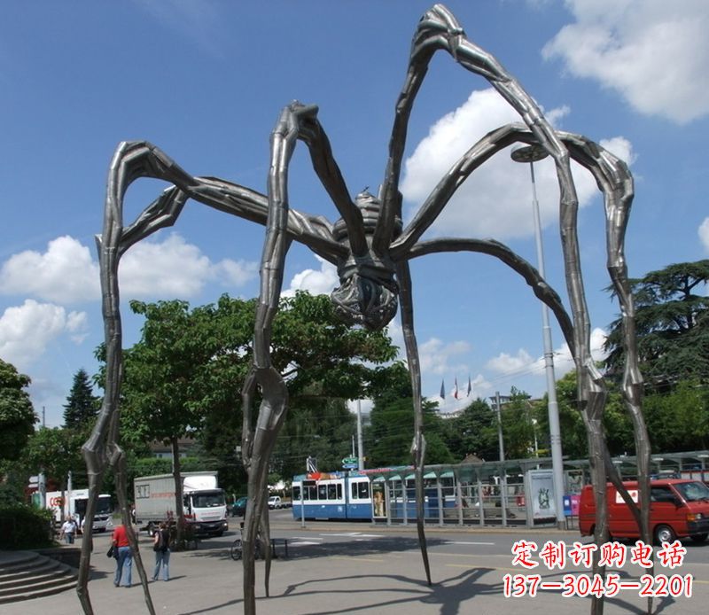 甘肃蜘蛛侠雕塑点缀不锈钢的景观