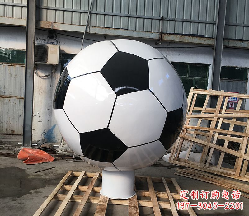 甘肃激发足球热情的不锈钢足球雕塑