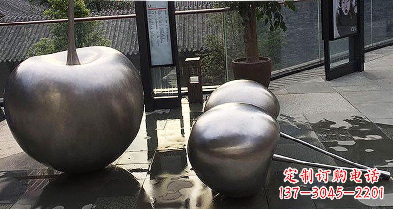 甘肃樱桃雕塑点缀步行街美丽景观