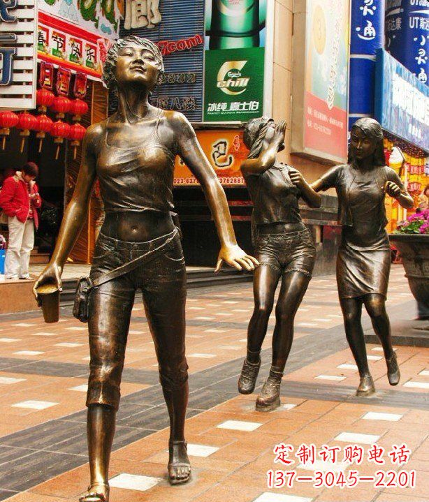 甘肃步行街逛街的女孩以铜雕的形式永久保存
