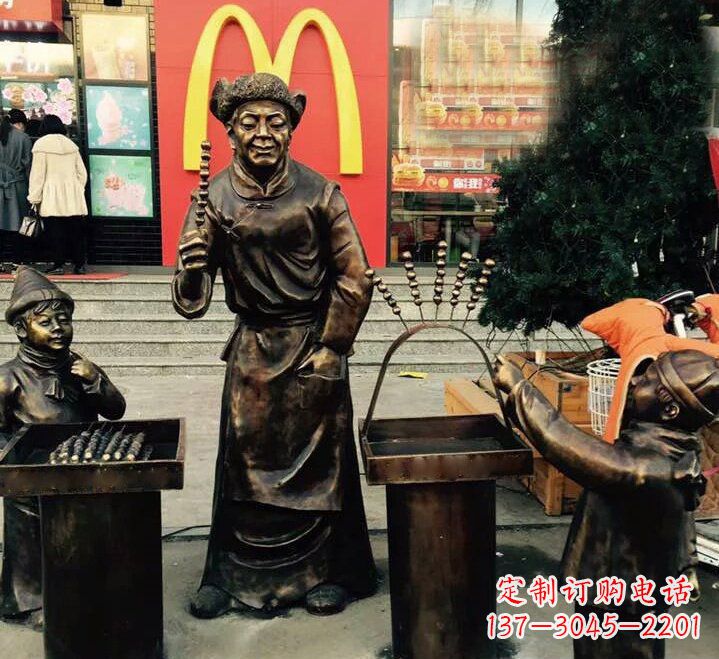 甘肃步行街上的糖葫芦铜雕