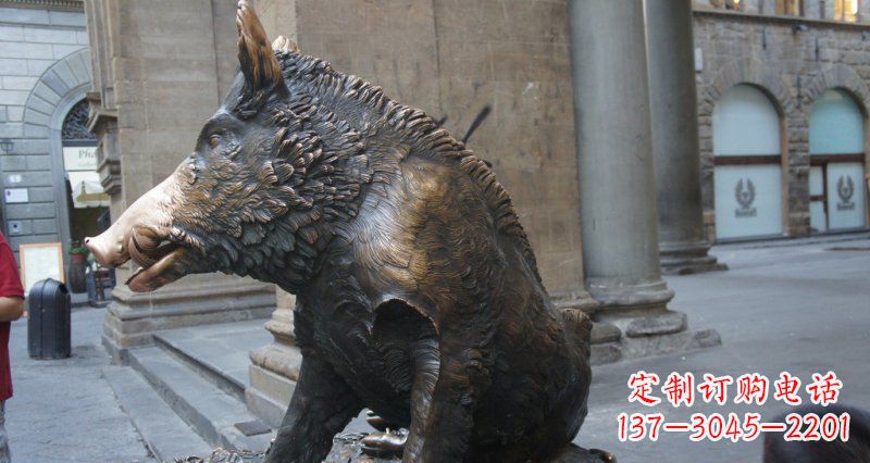 甘肃野猪雕塑给步行街带来美丽风景