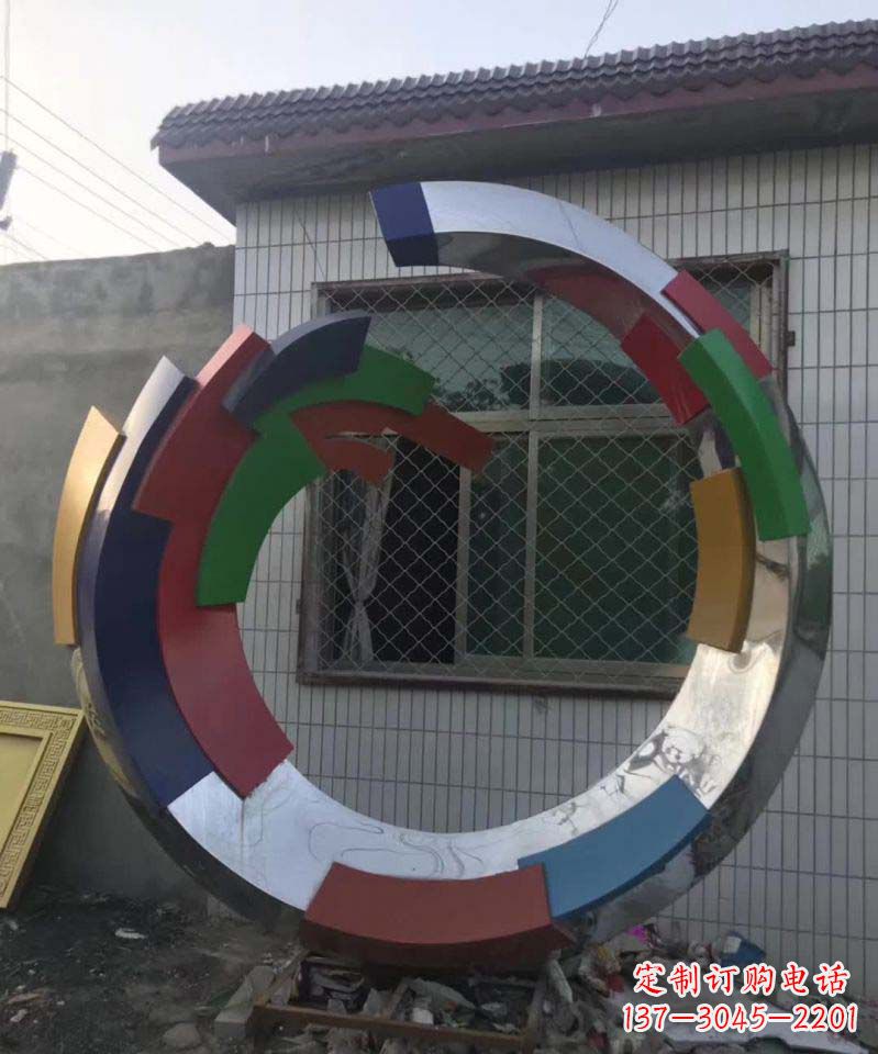 甘肃绚烂多彩的不锈钢圆环雕塑